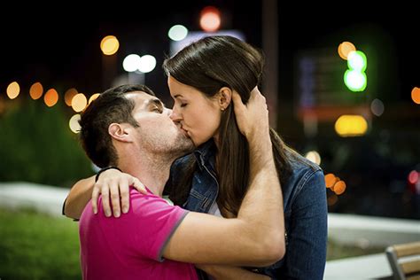 besos en la boca de mujeres besando a otra mujer en la cama